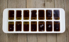 Chuẩn bị nguyên liệu. Bạn rót Coca-Cola ra khay nước đá, đặt vào tủ lạnh cho đông cứng lại. Khi cần làm cocktail, bạn lấy đá Coca ra, cho vào máy xay thực phẩm cùng với nước đá, rót rượu Whisky vào, bật công tắc xay nhuyễn hỗn hợp.