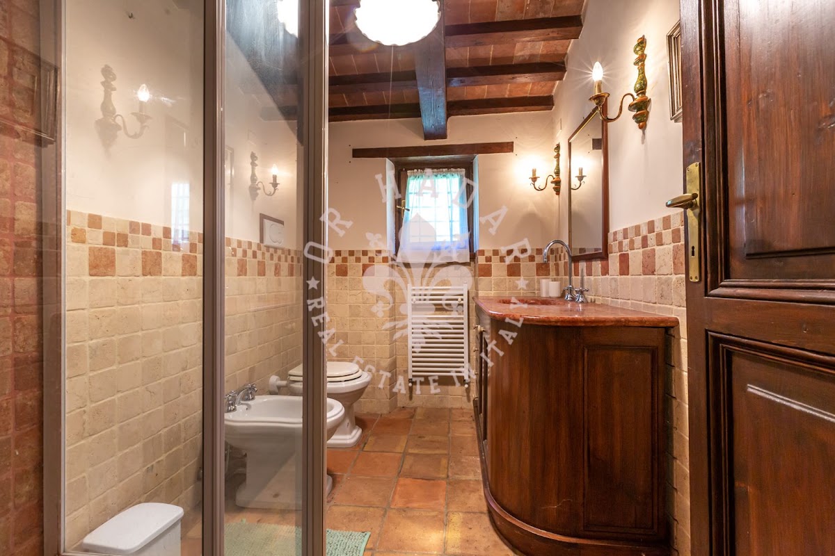 הבית מאחורי הגבעה (Il Casale dietro la Collina) — 34