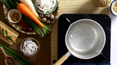 Bí quyết làm bánh canh hẹ ngon, dậy mùi là phải cắt thật nhuyễn hẹ lá, cắt càng nhuyễn thì hẹ sẽ càng thơm và nhìn càng thích mắt. Hẹ cọng càng nhỏ thì càng thơm và ăn không có cảm giác bị lợn cợn hay “dắt răng”. Trứng cút luộc chín, lột vỏ, để ra chén riêng. Kế đến bắc nồi nước sôi, cho ít dầu ăn vào nồi để khi trụng sợi bánh canh không bị dính.