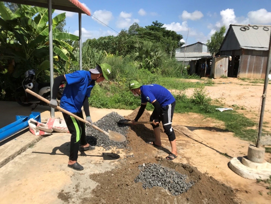 Mùa hè bớt chói chang hơn khi có những màu áo xanh tình nguyện