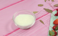 Cho 3gr bột rau câu trộn chung với 50gr đường. Đun 500ml nước lăn tăn sôi thì cho hỗn hợp bột rau câu vào, quấy đều, đun sôi.