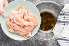 Ức gà làm sạch, ướp với 1 muỗng canh dầu mè, 2 muỗng canh giấm, 2 muỗng canh nước tương, gừng tỏi băm nhuyễn, 1/2 muỗng cà phê muối, 1/2 muỗng cà phê tiêu, trộn đều để khoảng 15 phút cho gà ngấm gia vị. Còn bắp cải xanh và tím rửa sạch, thái sợi. Nấm ngâm muối, rửa sạch, xắt nhỏ. Hành lá cắt nhỏ.