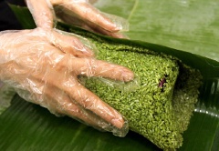 Sau đó, bạn cuộn lại toàn bộ phần nếp cẩm bằng dải nếp lá dứa bên ngoài, cuộn tròn để bọc kín lại phần nhân chữ rồi gói bánh tét lại nhé! Bạn gói tròn lại rồi dùng lạt dây gói bánh tướt từ thân chuối tươi cùng với lá chuối được róc, phơi sẵn và lau khô để tạo độ dẻo dai khi gói bánh, bánh tét được gói bằng dây lạt có ưu điểm là khi nấu chín, nếp nở ra, dây lạt cũng nở theo đòn bánh, từng khoanh bánh sẽ đều và rất đẹp mắt.