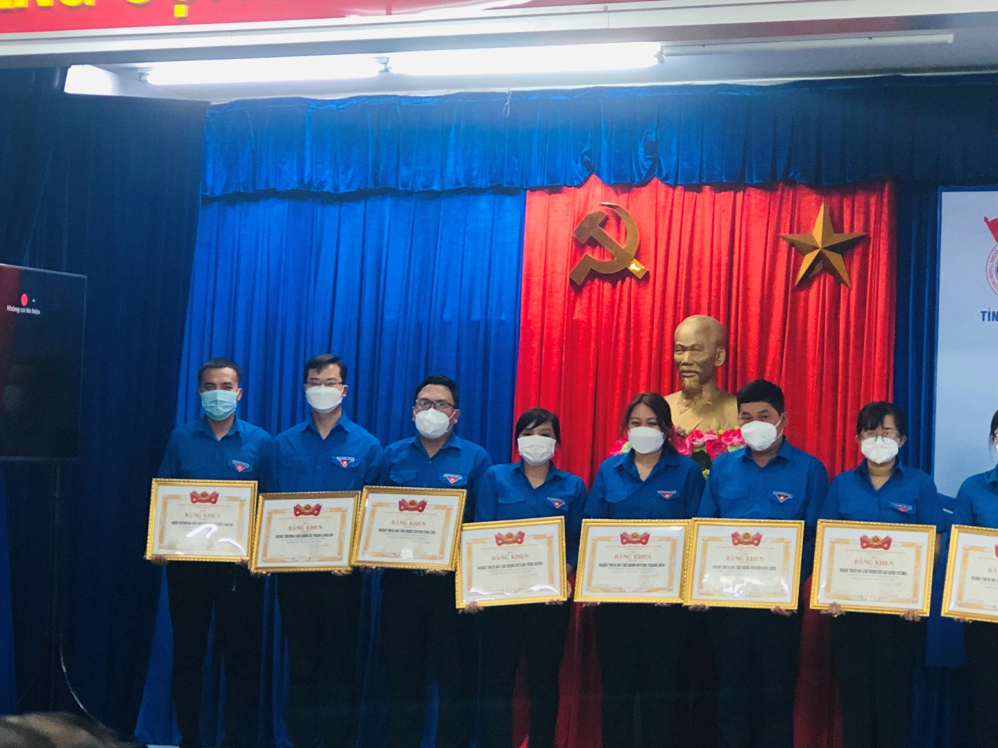 Đoàn trường Đại học Kinh tế Công nghiệp Long An (ngoài cùng bên phải) nhận bằng khen của tỉnh Đoàn trong phong trào Đoàn và công tác Thanh niên năm 2021