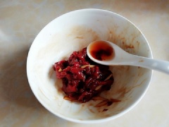 Thịt bò thăn rửa sạch, thái nhỏ, ướp thịt bò với gừng sợi, 3g muối, 1 muỗng cà phê nước tương, 1 muỗng cà phê dầu hào. Sau đó thêm 1 muỗng canh dầu ăn vào, trộn đều, để yên 10-15 phút.