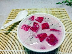 Múc chè ra chén, dùng nóng hay lạnh đều rất ngon. Nếu dùng lạnh thì cất chè vào ngăn mát tủ lạnh khoảng 2h là đem ra dùng, vị thanh ngọt, mát lịm thật là “đã”.