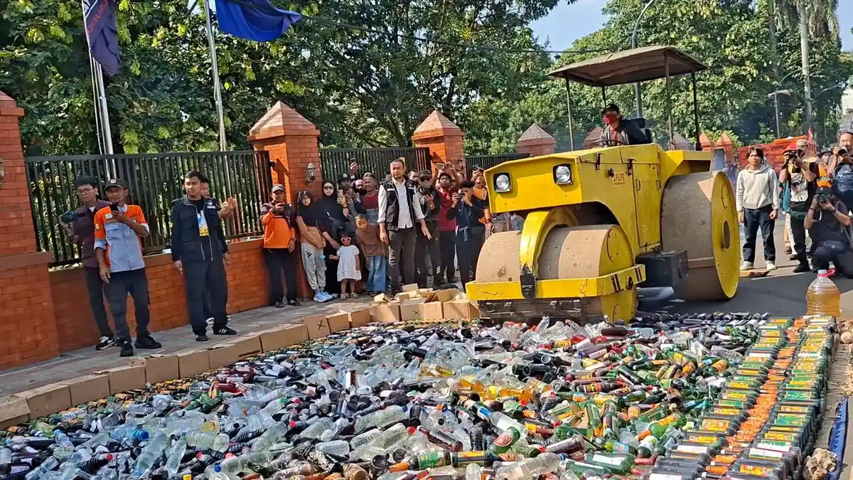 Petugas Polres Bogor memusnahkan ribuan botol minuman keras menggunakan alat berat di Alun-alun Kabupaten Bogor.
