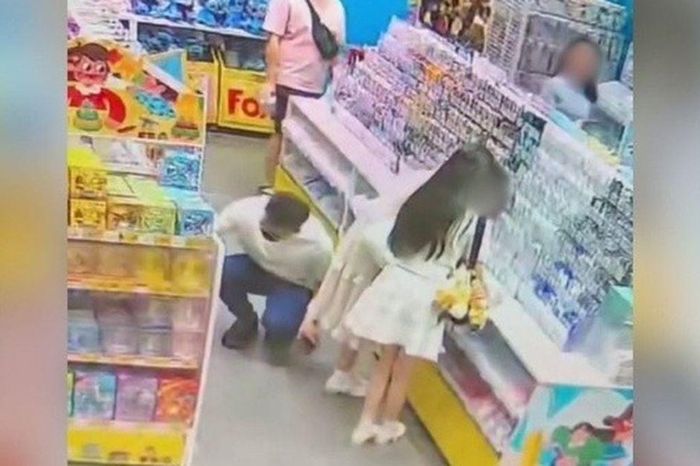 Rợn người cảnh gã đàn ông ngồi xổm quay lén cô gái trẻ, camera bóc trần bộ mặt thật - Chuyên trang Góc nhìn pháp lý - Tạp chí Người đưa tin