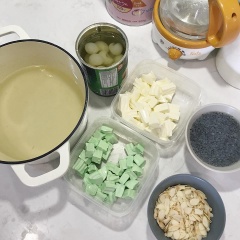 Bánh khúc bạch đông lại thì cắt thành những miếng nhỏ vừa ăn. Mua vải hộp và hạnh nhân lát có sẵn nên tiết kiệm được nhiều thời gian. Giờ chỉ cần cho các nguyên liệu ra tô là được. Khi ăn có thể phối trộn theo số lượng mà bạn thích nhé!