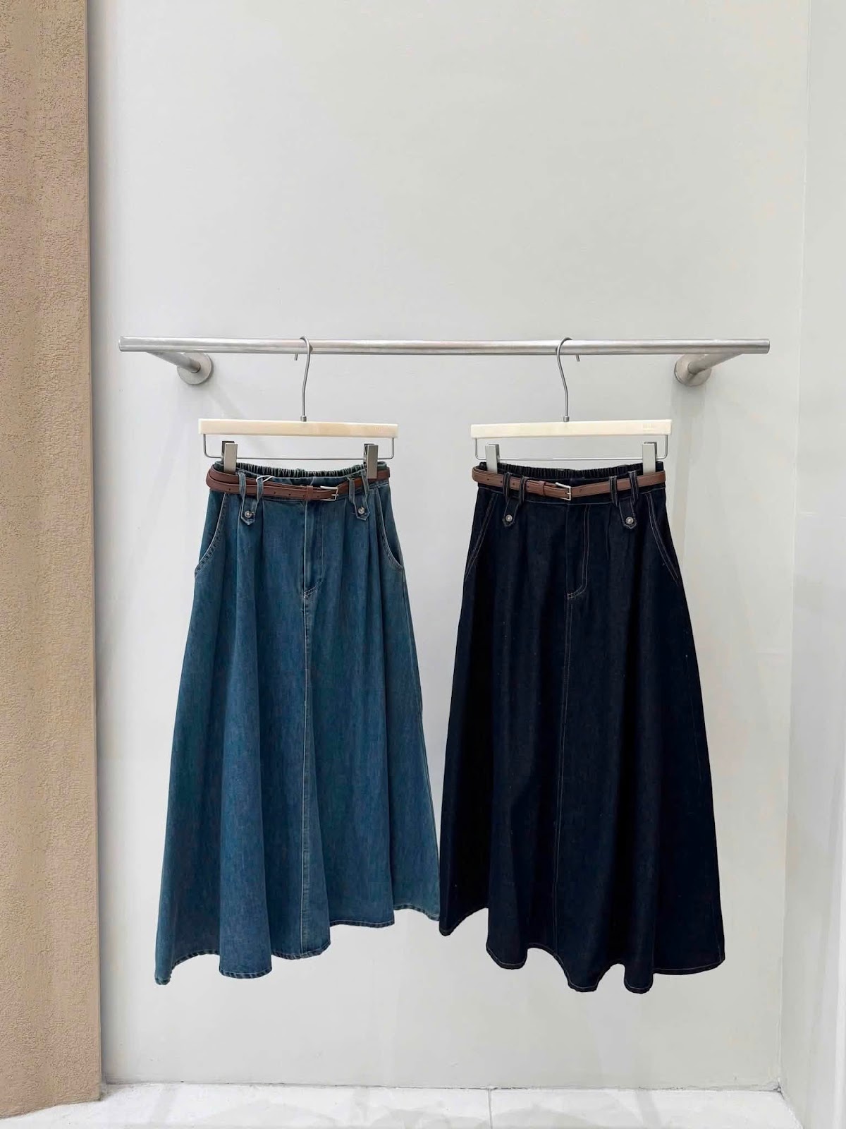 Chân váy dài jean xòe đính đai đinh lưng chun XONXEN SHOP 88820 – Image 2