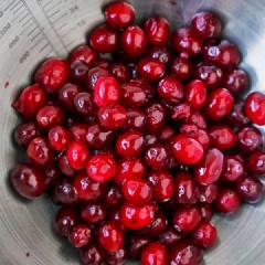Rửa thật sạch mạn việt quất (nam việt quất - cranberry), vớt ra rổ để ráo nước.