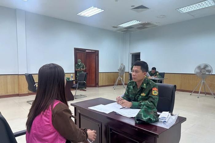 Hình ảnh tiếp nhận 56 công dân nghi liên quan việc tổ chức đánh bạc, rửa tiền trên mạng - Báo Người Lao Động