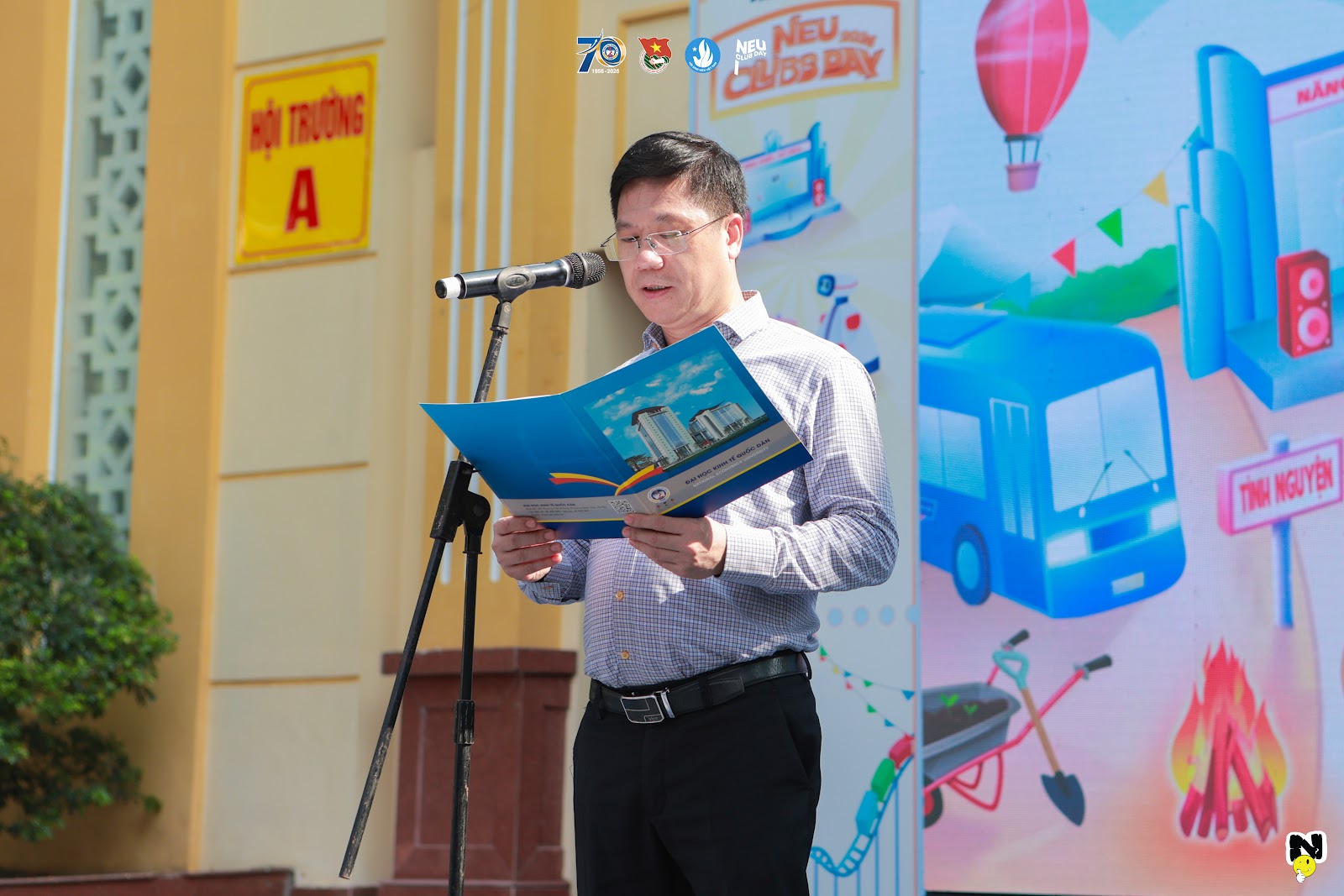 Đại diện Ban L&atilde;nh đạo Đại học Kinh tế Quốc d&acirc;n ph&aacute;t biểu tại Lễ Khai mạc NEU Clubs Day 2026. (Ảnh: BTC)