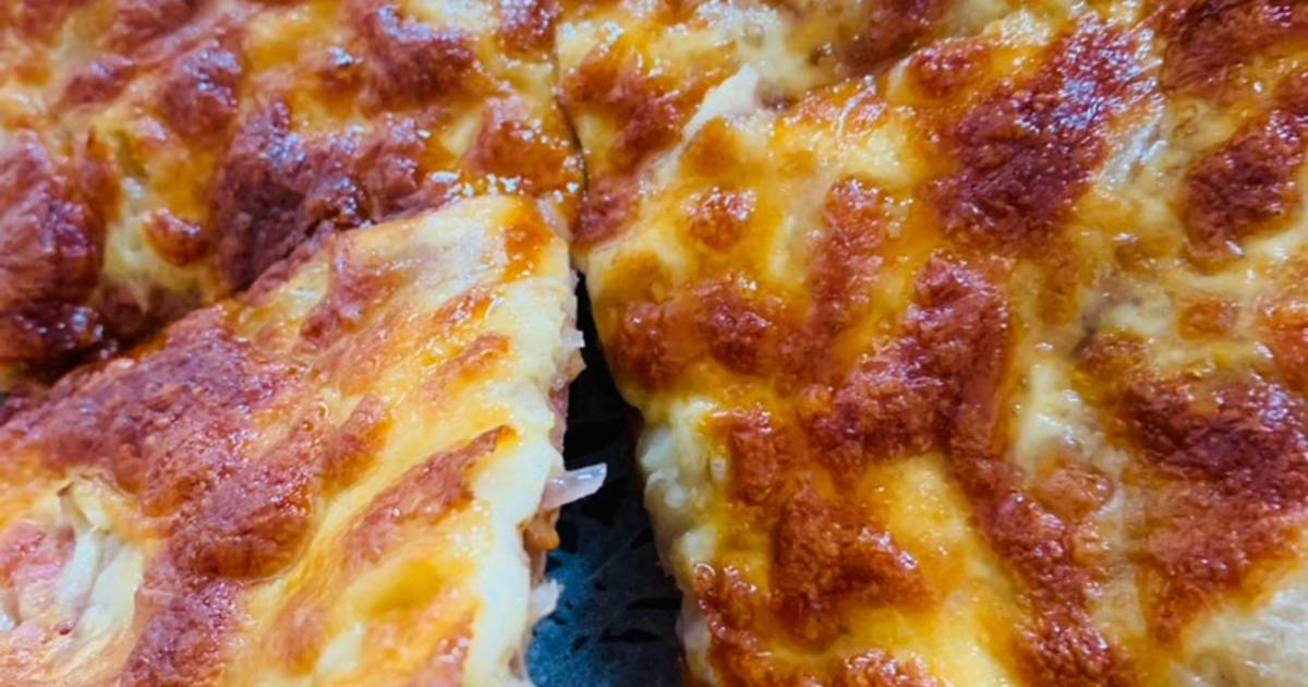 Pizza đế mỏng với hành tây, tỏi, và cà chua thân gỗ