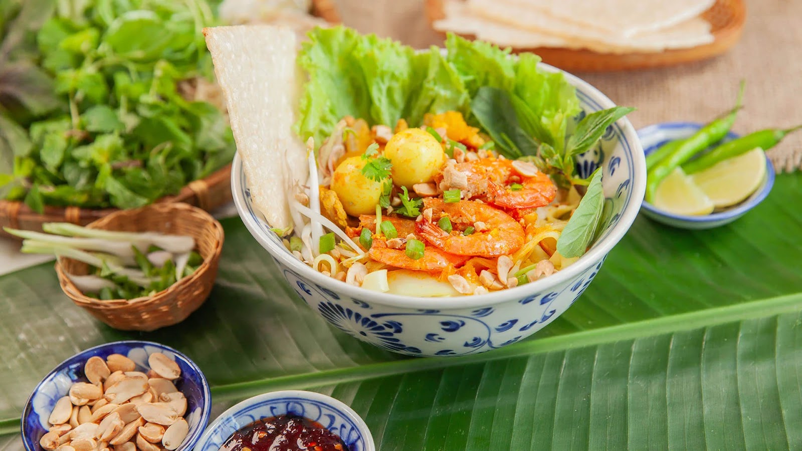 cach-thuong-thuc-mot-to-mi-quang-dung-dieu-nguoi-da-nang.webp