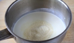 Khi hỗn hợp bắt đầu nóng ấm, rắc bột gelatine vào, khuấy liên tục đến khi gelatine tan hoàn toàn thì tắt bếp. Không cần đun sôi vì kem tươi khi quá nóng dễ bị tách nước.