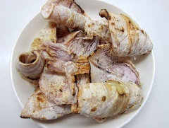 Khô mực nướng thơm, xé sợi mảnh.