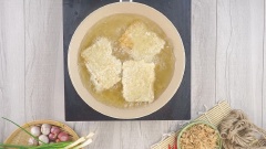 Sau 90 phút mang nếp ra, đợi dầu sôi già rồi mới cho nếp vào chiên trên lửa vừa.
