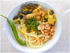 Cho mì ra tô, chan ít nước dùng, cho hành lá, rắc đậu phộng rang. Khi ăn cho rau sống vào trộn đều, ăn kèm với bánh tráng nướng.