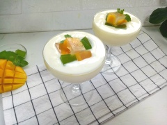 Cho sữa chua vào cốc, đặt topping thạch xoài và thạch lá dứa lên trên rồi thưởng thức. Món này không chỉ ngon mát mà còn rất tốt cho sức khoẻ. Thử tưởng tượng, vào một ngày trời nắng nóng, được thưởng thức cốc sữa chua thạch xoài lá dứa này thì còn gì bằng. Hương lá dứa thơm thơm, man mát, thạch xoài giòn giòn, ngọt thanh cộng thêm hương vị của sữa chua hoà quyện với nhau tạo nên một loại thức uống giải nhiệt mùa hè vô cùng hấp dẫn.