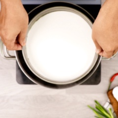 Quét dầu ăn quanh khuôn nhầm chống dính. Trộn đều 500g bột gạo, 40g bột năng, 360g nước ấm, 15g dầu ăn, sau đó cho vào khuôn hấp với lửa nhỏ trong vòng 30 phút. Ta có thể dùng tăm cắm vào bột để kiểm tra bánh chín hay chưa, nếu bột không dính tăm thì bánh đã chín. Sau khi chín, để trong tủ đông 45 phút hoặc tủ mát qua đêm để bột đủ thời gian để đông lại
