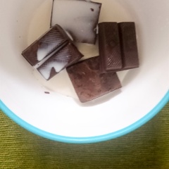 Làm nóng chocolate và sữa, khuấy đều chocolate. Dùng búa đập mịn bánh quy kem chocolate.
