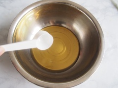 Cho 75g nước đường và 25g dầu ăn vào trong thố. Thêm vào 100g bột mì, trộn đều sau đó dùng tay nhồi cho quyện đều thành khối đồng nhất. Bọc màng thực phẩm, để yên khoảng 30 phút. Sau đó, chia khối bột thành những viên có khối lượng là 15g.