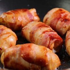 Cuộn ức gà đã ướp với ba rọi xông khói Le Gourmet, cuộn chặt tay để thịt không bị bung ra. Cho cuộn thịt vào áp chảo với lửa vừa đến khi vàng đều các mặt thì lấy ra.