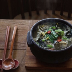Múc canh ra tô và dùng nóng. Món canh hàu rong biển giá đỗ đơn giản, dễ làm và rất dễ ăn. Không chỉ giúp bạn ăn miệng mà còn có tác dụng thanh nhiệt, giải nóng hiệu quả cho cơ thể nữa nhé!