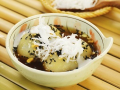 Cho bánh ra chén, chang nước đường, rắc đậu phộng rang, vừng đen, nước cốt dừa, dừa sợi dày lên mặt. Cuối cùng là thưởng thức ngay món bánh vô cùng thơm ngon, vỏ bánh mịn, dẻo dẻo, bên trong nhân là vừng đen ăn vào ngọt bùi, xen lẫn một chút vị hơi chua của dừa xào.