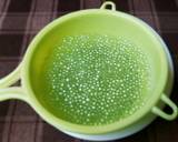 Sơ chế bột báng
- Cho 500gr nước vào nồi nấu sôi, nước đã sôi thì để bột báng vào đảo đều & nấu 10 phút đến khi thấy bột báng trong có cồi trắng ở giữa là được
- Tiếp đến đổ bột báng ra cái rây & rửa dưới vòi nước vài lần cho sạch nước bột lền