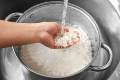Đậu Hà Lan rửa sạch, để ráo. Chế 500ml nước vào nồi, bắc lên bếp nấu sôi rồi cho 1/2 muỗng cà phê muối vào, khuấy tan. Sau đó cho đậu Hà Lan vào luộc chín khoảng 4 phút. Khi đậu đã chín tắt bếp, lấy ra 240ml nước luộc đậu. Gạo vo sạch, chế 240ml nước luộc đậu vào cùng rượu sake và chút muối, thả thêm một miếng tảo bẹ vào nồi cơm.