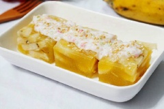 Bánh chuối hấp dẻo mềm khi ăn chỉ cần cắt ra thành miếng, cho lên dĩa, rưới nước cốt dừa bột báng lên trên và thưởng thức thôi. Bánh dẻo dẻo, mềm mềm, vừa có vị ngọt thanh vừa có vị beo béo ăn rất ngon luôn nha. Cùng lưu công thức và cách làm bánh chuối hấp dẻo mềm này vào sổ tay nha!!