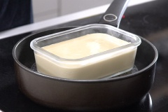 Dùng cọ quét phết 1 lớp dầu ăn đều lên mặt trong của khuôn hấp bánh. Cho hỗn hợp bột đã khuấy vào khuôn, đem đun cách thủy khoảng 1.5 giờ đồng hồ cho đến khi chín đông lại là được.