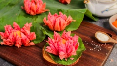 Khi bánh đã nở đều bạn vớt ra để ráo dầu, bánh trung thu hoa sen thưởng thức ngon hơn khi dùng cùng tách trà nóng. Hãy lưu lại công thức món bánh trung thu độc lạ này để thay đổi màu sắc mà vẫn mang sắc ấm cúng của mùa trung thu nhé!