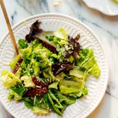 Nước sốt làm xong, bạn cho vào lọ thủy tinh để bảo quản nhé. Khi cần trộn salad thì chỉ việc lấy ra sử dụng thôi, salad có ngon hay không là nhờ vào nước sốt này đó nha.