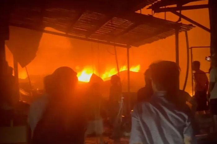 Hơn 10 căn nhà ven sông ở Cà Mau bị lửa thiêu rụi trong đêm - Báo Sài Gòn Giải Phóng
