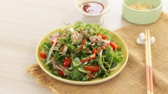Cho gỏi bò rau càng cua ra đĩa, rắc thêm đậu phộng và mè rang lên mặt là có thể thưởng thức. Món gỏi thanh mát với thịt bò chín mềm, rau càng cua giòn, thấm vị nước mắm chua ngọt sẽ là món khai vị hấp dẫn cho bữa cơm gia đình bạn.