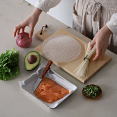 Cá hồi phi lê thái thành những lát mỏng. Hành tây bóc bỏ vỏ, cắt thành những lát mỏng, ngâm giấm cho ngấm rồi vớt ra để ráo. Phở chần vào nước sôi cho chín mềm rồi vớt ra, xả qua nước lạnh, để ráo nước. Bơ bóc vỏ, bỏ hạt, thái lát mỏng dài. Xà lách và rau mầm rửa sạch.