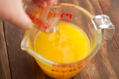 Cắt làm đôi ác quả chanh dây, dùng muỗng múc lấy phần ruột chanh dây, lọc qua rây lấy nước. Đổ phần nước chanh dây vào hỗn hợp nước đường đã nấu ở trên, khuấy đều.
