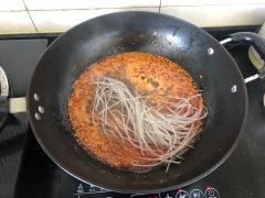 Thêm 1 muỗng canh nước tương, 1 muỗng cà phê dầu hào, 1 muỗng canh đường, 2 muỗng cà phê hạt nêm, đổ nửa chén nước sôi vào đun sôi. Cuối cùng cho miến vào nấu cùng. Đun to lửa cho sợi miếng được trong thì tắt bếp.