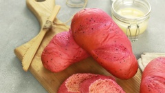 Vậy là những chiếc bánh mì thanh long màu đỏ hồng thơm phức đã hoàn thành rồi. Vỏ bánh có màu đỏ hồng của thanh long rất đẹp mắt, phần ruột bánh thì cực kỳ thơm và mềm, món này ăn không hoặc chấm sữa cũng đều rất ngon. Đừng quên lưu lại và trổ tài để chung tay “giải cứu” thanh long cùng bàn con nông dân Việt Nam nhé.