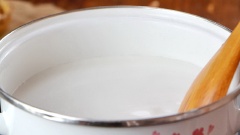 Cách làm bánh đúc nóng mềm, khéo: Trộn 160gr bột gạo, 100gr bột năng, 40gr bột nếp với 1,4 lít nước cho hòa quyện rồi mới bắc lên bếp. Liên tục đảo đều với lửa nhỏ đến khi bột bánh đúc sánh, đặc thì cho 20ml dầu ăn vào. Khi thấy bột bánh đúc trở trong thì tắt bếp.