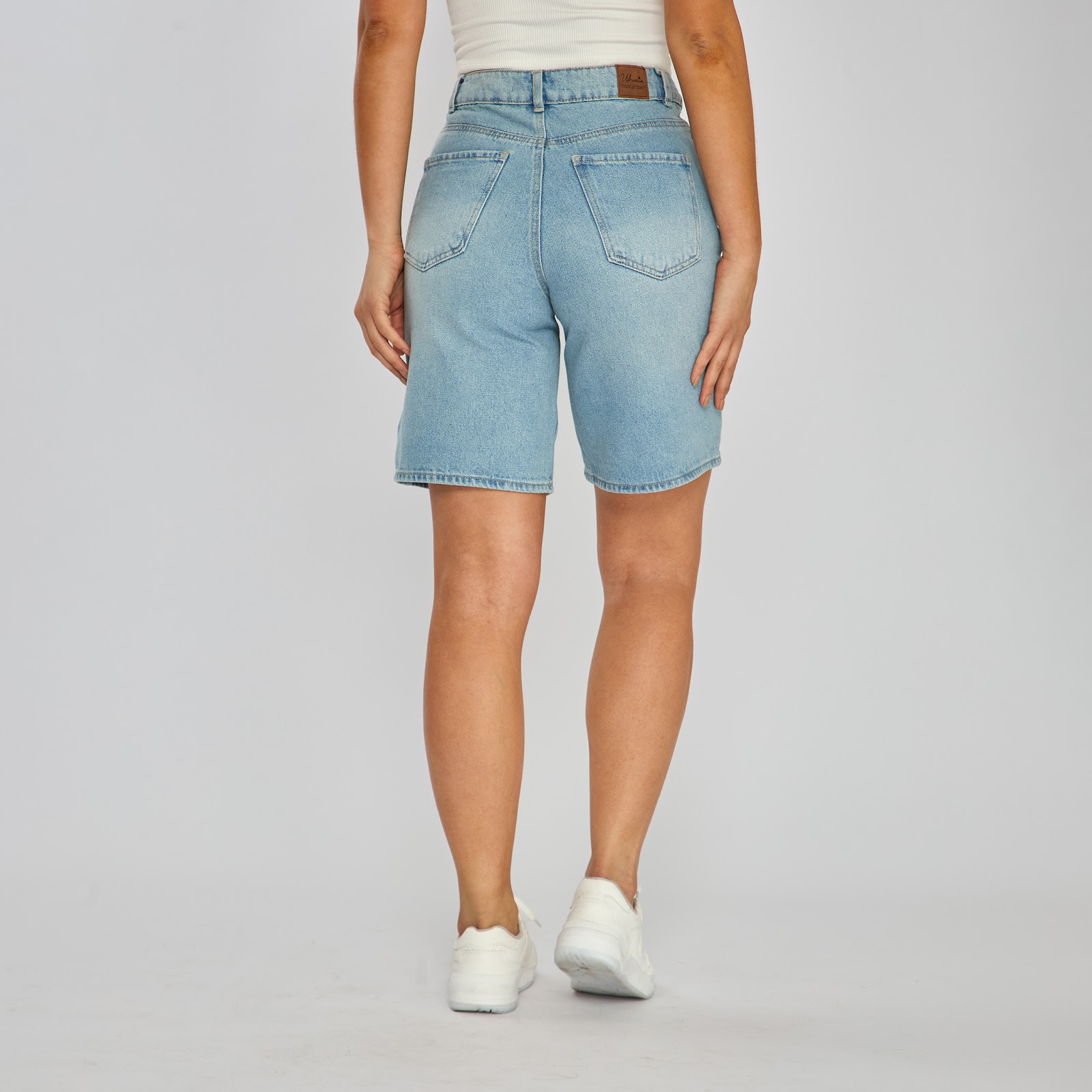 Short largo tipo torero cargo en denim rígido, color azul claro - Vista 4