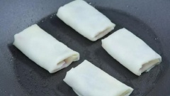 Đun nóng ít dầu ăn vừa đủ để tráng chảo, đặt các miếng bánh củ mài đậu đỏ vào chiên áp chảo cho chín vàng đều các mặt là được.