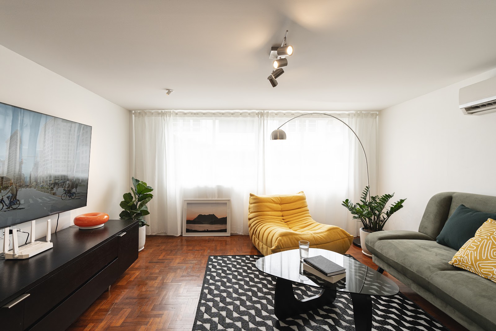 Flat&Fur Airport Living Room