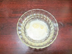 Gelatin cho vào 1 cái bát, thêm khoảng 2-3 thìa nước, để 5 phút cho gelatin nở mềm. Cho nước cà phê đen vào nồi và thêm đường, khuấy cho tan rồi bật bếp nấu cho sôi. Cho gelatin vào nồi nước cà phê, khuấy đều cho gelatin tan hết là tắt bếp.