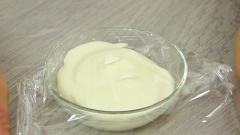 Đánh kem 100gr whipping với 6gr đường cho bông mềm. Sau đó bạn cho 70gr kem đã bông vào tô phô mai, còn lại 30gr cho ra chén rồi bọc lại, giữ lạnh đế kết dính bánh vào bước cuối cùng nhé! Đổ kem lên tầng trên cùng của chiếc bánh rồi bọc lại, cho vào tủ lạnh ít nhất 2 tiếng. Nếu có thời gian bạn nên để qua đêm, bánh sẽ đứng form, lạnh và ngon hơn rất nhiều.