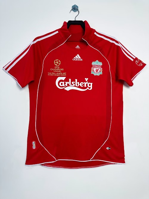 Liverpool 2006–08, versión local para la Champions League.jpeg