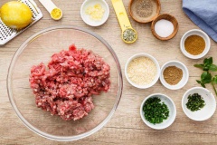 Bật lò ở 150 độ C. Thịt cừu bạn băm hoặc xay nhuyễn, sau đó ướp với tất cả các nguyên liệu trong khoảng 10 phút cho thấm, sau đó vo lại thành từng viên tròn đều nhau. Lót giấy nến lên khay, xịt 1 lớp dầu mỏng, xếp thịt viên lên và nướng trong 10-12 phút.